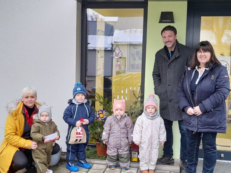 Yvonne Jacobitz (nahkauf), David Ortmann, Krippenleiterin Fr. Engelhart, Erzieherin Fr. Schrumpf, sowie den Kindern Frieda, Theo, Lena und Hanna aus der Löwenzahngruppe