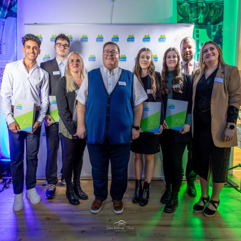 Die Löfflerpreisträger zum Gruppenbild vor der Werbewand mit dem Logo des Gewerbevereins. Von links Charaf Edine Eddarouach, Kevin Kern, Melanie Wenzel, Andreas Dötsch (Gewerbeverein), Josephine Michele Bastek, Emmy Genrich, Landrat Onno Eckert und Darya Inochentsy (Gewerbeverein). Die Löfflerpreisträger zum Gruppenbild vor der Werbewand mit dem Logo des Gewerbevereins. Von links Charaf Edine Eddarouach, Kevin Kern, Melanie Wenzel, Andreas Dötsch (Gewerbeverein), Josephine Michele Bastek, Emy Genrich, Landrat Onno Eckert und Darya Inochentsy (Gewerbeverein)